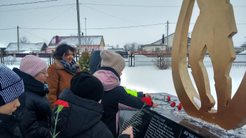 23 февраля в День Защитника Отечества почтили память всех погибших воинов и возложили цветы к памятнику воинам-односельчанам.